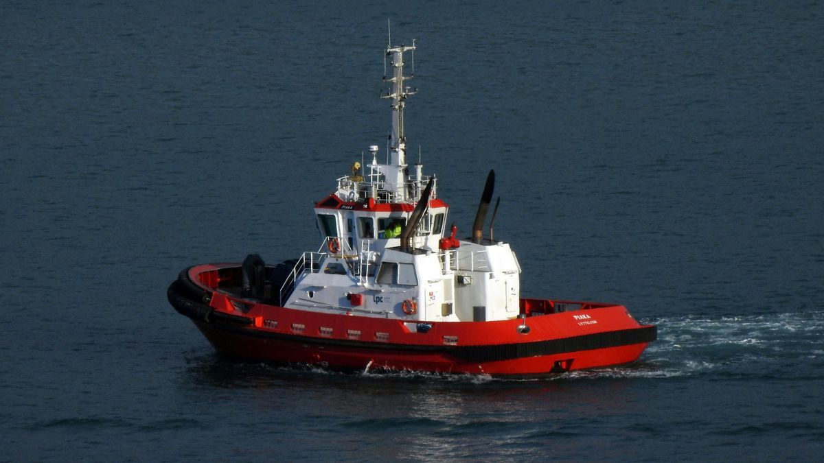 A harbour tug under way